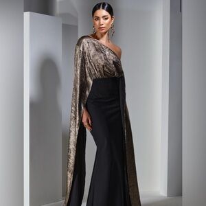 CLUB L LONDON - BLACK & GOLD METALLIC ONE SHOULDER CAPE MAXI DRESS